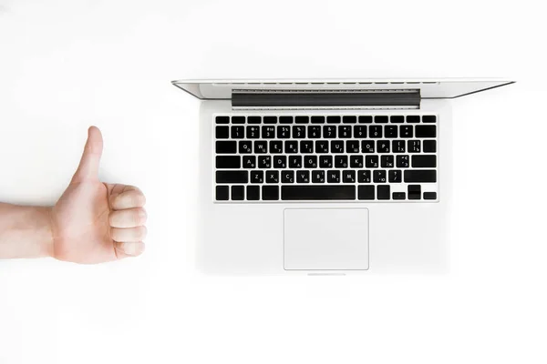 Menschliche Hand und Laptop — Stockfoto