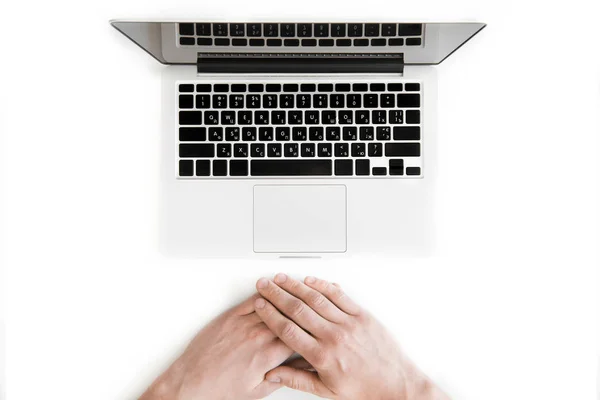 Mãos humanas e laptop — Fotografia de Stock