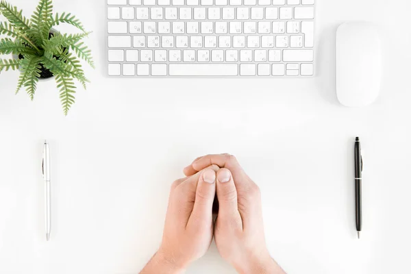 Keyboard and person at workplace — Stock Photo, Image