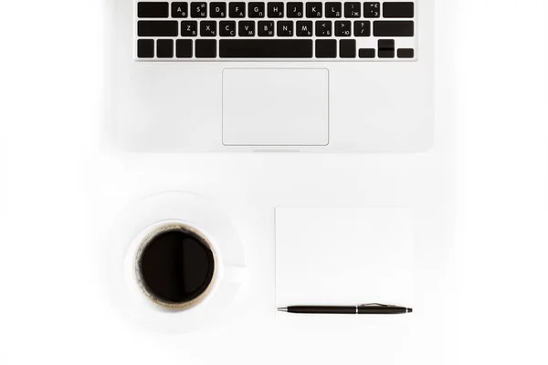 Laptop en kopje koffie op werkplek — Stockfoto