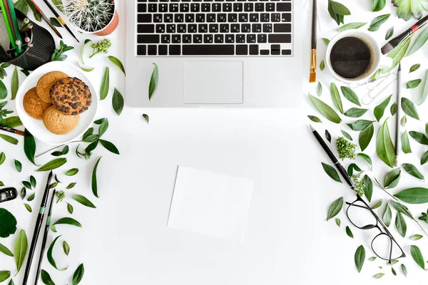 Laptop e xícara de café no local de trabalho — Fotografia de Stock