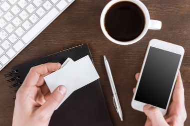 Smartphone ve kartları holding eller
