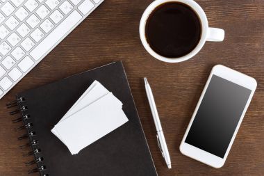 kahve fincanı ve işyeri kartlarına