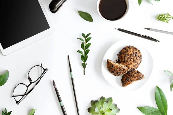 Cookies e tablet digital — Fotografia de Stock