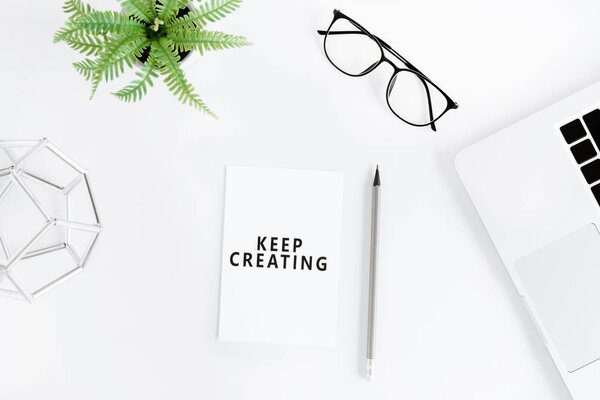 мотивационная цитата на современном рабочем месте
