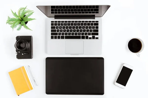 Wireless devices on workplace — Stock Photo, Image