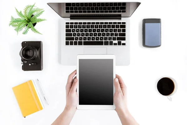 Hands holding tablet — Stock Photo, Image