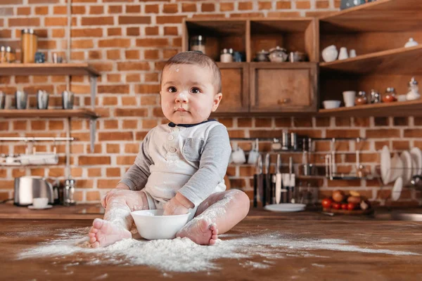 Liten pojke leker med mjöl — Stockfoto