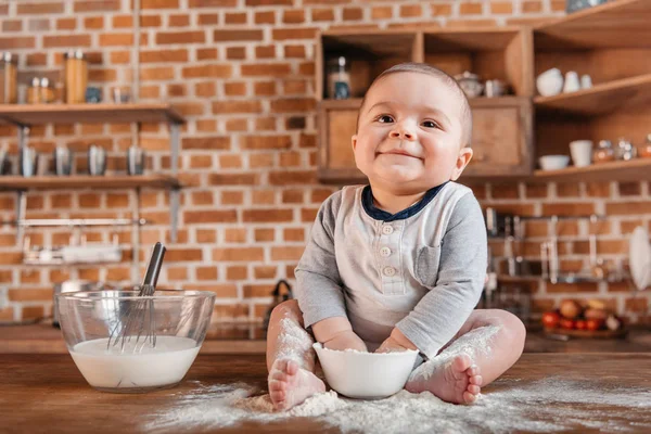 Kleiner Junge spielt mit Mehl — Stockfoto