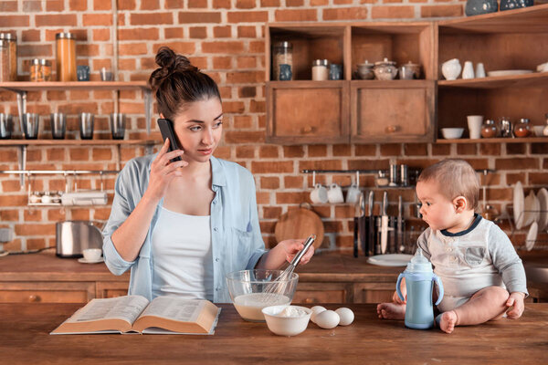 мать и сын пекут печенье
