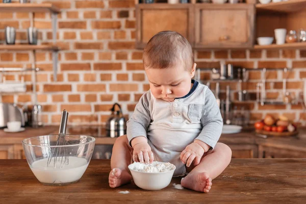 Menino brincando com farinha — Fotografia de Stock