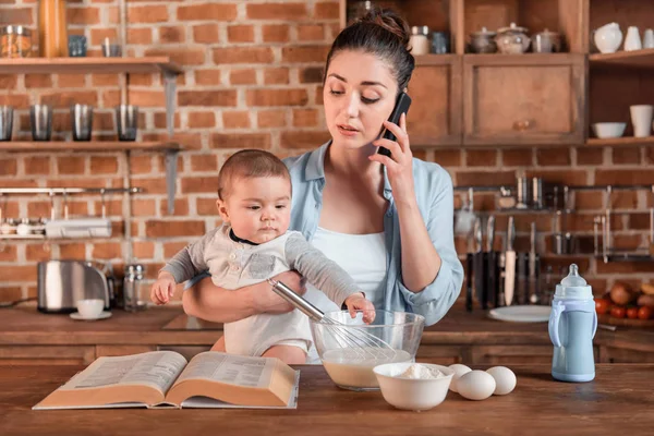 Mother and son baking cookies — Stock Photo, Image