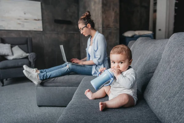 Mor med liten pojke hemma — Stockfoto