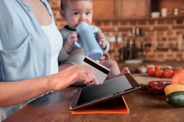 Young family shopping online — Stock Photo, Image