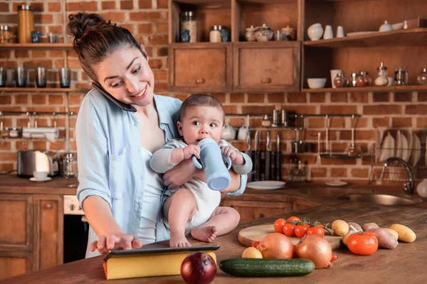 Mor med son i köket — Stockfoto