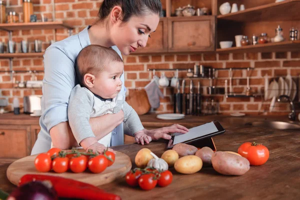 Μάνα με γιος στο kitchen — Φωτογραφία Αρχείου