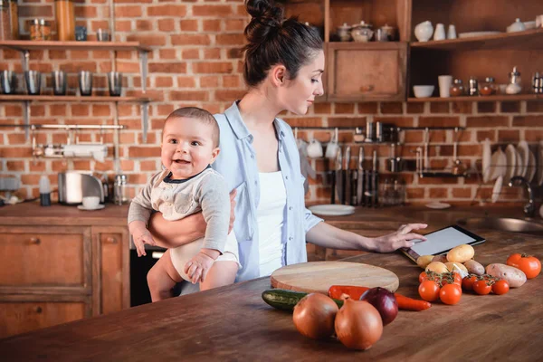Mutter mit Sohn in der Küche — Stockfoto