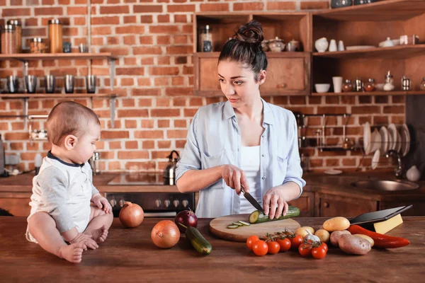 Family cooking breakfast together — Stock Photo, Image