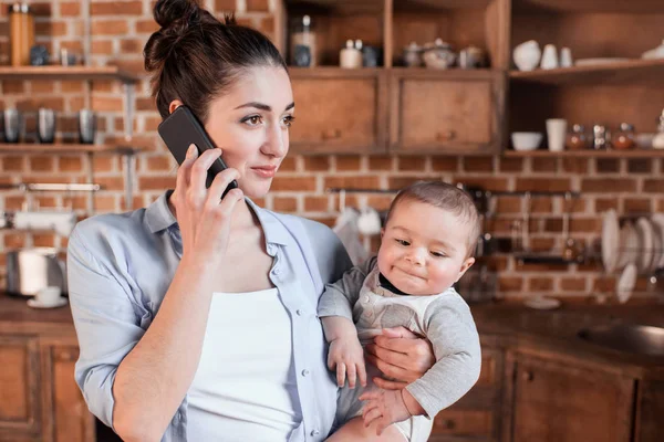 Mãe com filho durante a preparação para o jantar — Fotografia de Stock