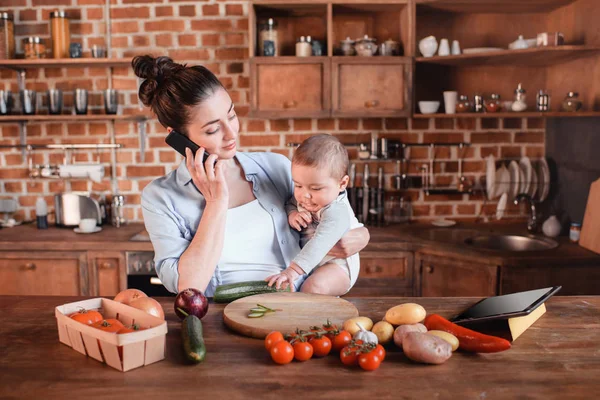 Mãe com filho durante a preparação para o jantar — Fotografia de Stock