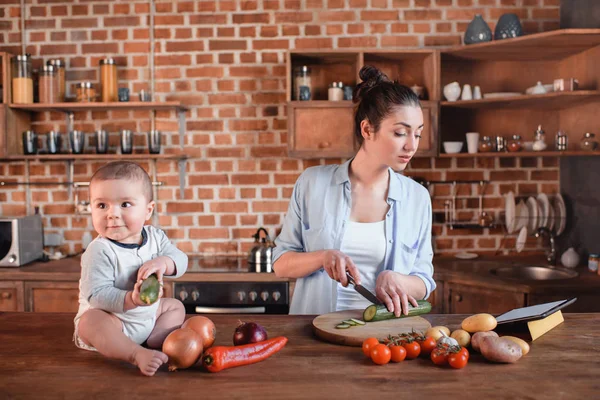 Family cooking breakfast together — Stock Photo, Image