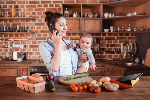 Madre con hijo durante la preparación de la cena — Foto de Stock