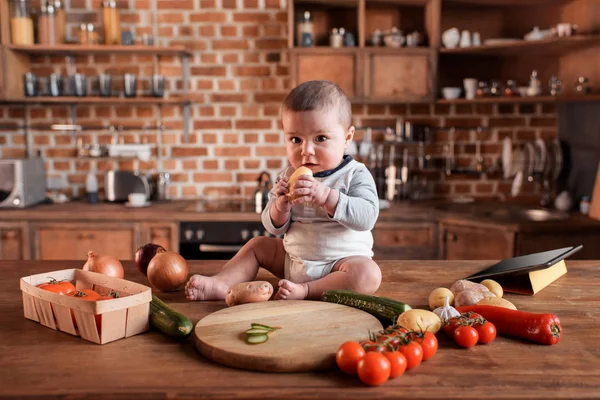 Мальчик на кухонном столе — стоковое фото