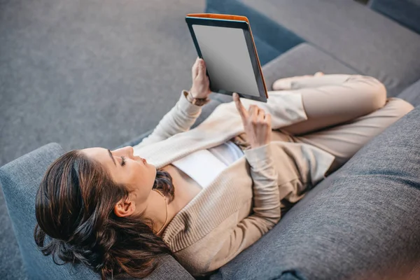 Vrouw die digitale tablet gebruikt — Stockfoto