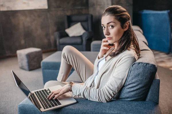 Woman working at home — Stock Photo, Image