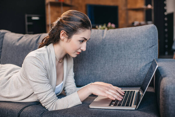 Женщина печатает на ноутбуке