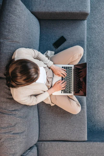 Wanita yang bekerja pada laptop — Stok Foto