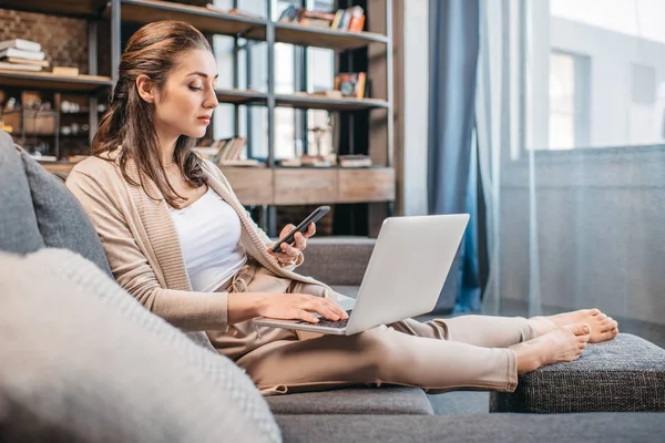 Businesswoman remote working at home — Stock Photo, Image