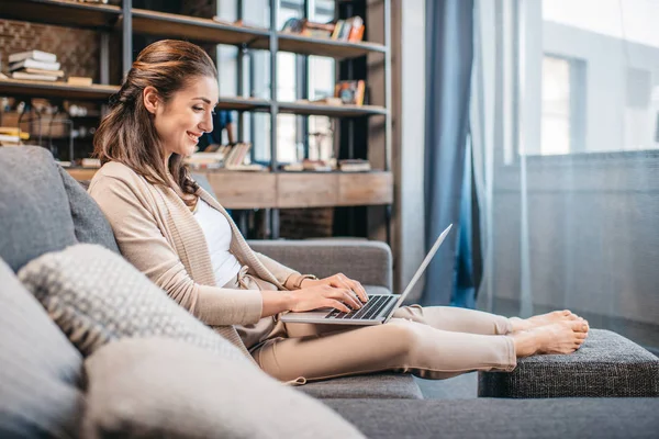 Perempuan mengetik di laptop Stok Foto Bebas Royalti