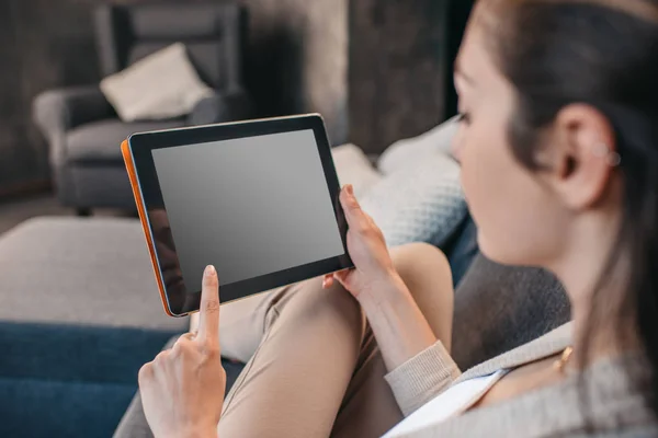 Mujer usando tableta digital — Foto de Stock