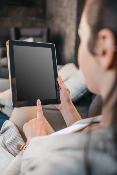 Vrouw die digitale tablet gebruikt — Stockfoto