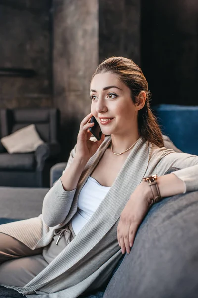 Woman talking on smartphone — Free Stock Photo