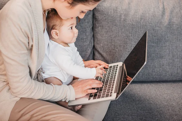 Anya a fiával használ laptop — Stock Fotó