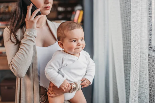 Anya fia a smartphone beszélő — Stock Fotó