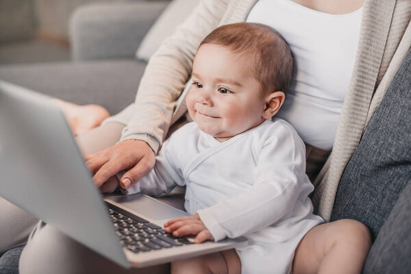 Pequeño niño explorando portátil — Foto de Stock