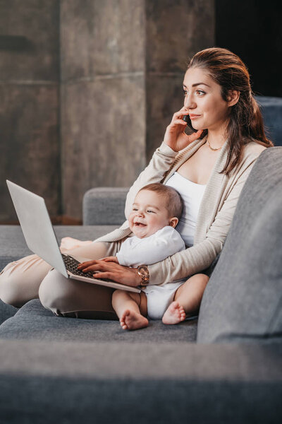 Мать с сыном работает из дома
