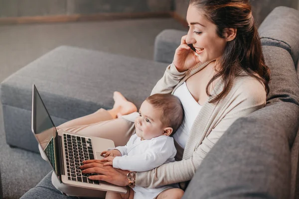 Moeder met zoon werkt vanuit huis — Stockfoto