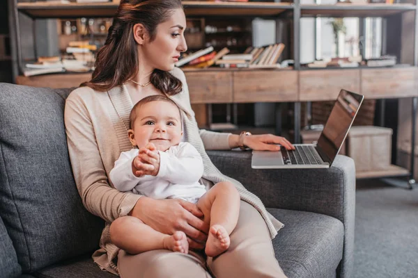 Moeder met zoon met behulp van laptop — Stockfoto