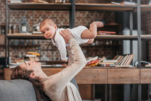 Moeder en baby jongen plezier thuis — Stockfoto