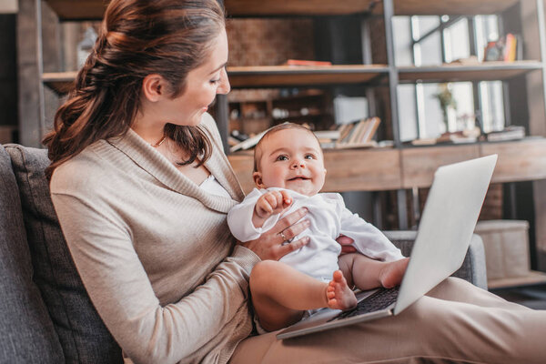 Семья с ноутбуком