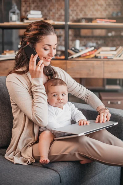 Mother with her son using laptop — Stock Photo, Image