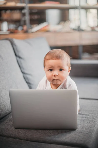 Mignon bébé garçon avec ordinateur portable — Photo