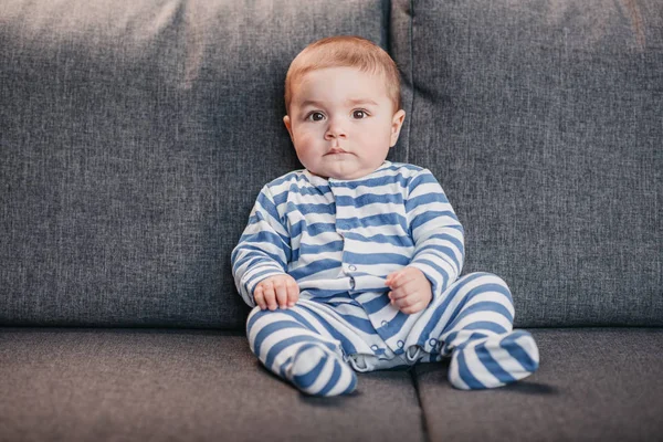 Anak kecil duduk di sofa — Stok Foto