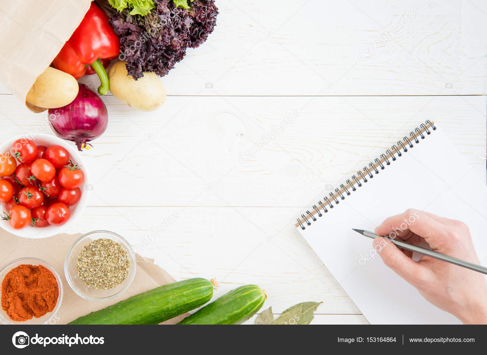 Persona cocinando con libro de cocina — Fotos de Stock ...