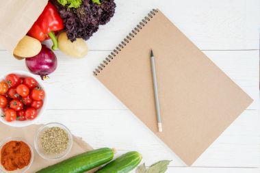 Defter ve sebze masada 