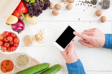 Pişirme sırasında akıllı telefon kullanan kişi 